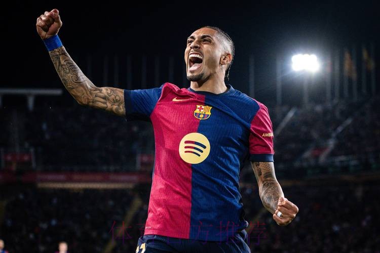 拉菲尼亚与弗里克的拥抱:巴萨复兴路上的温情注脚 拉菲尼亚与弗里克的拥抱:巴萨复兴路上的温情注脚